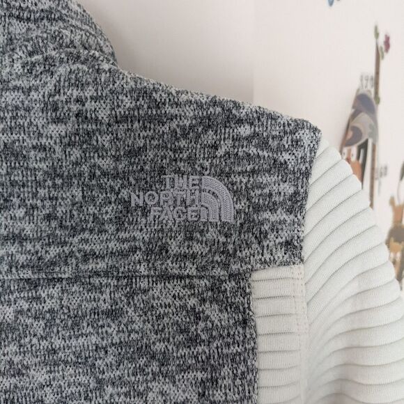 THE NORTH FACE two tone grey and white fleece lined jacket zip pull Small B1 - Picture 8 of 10